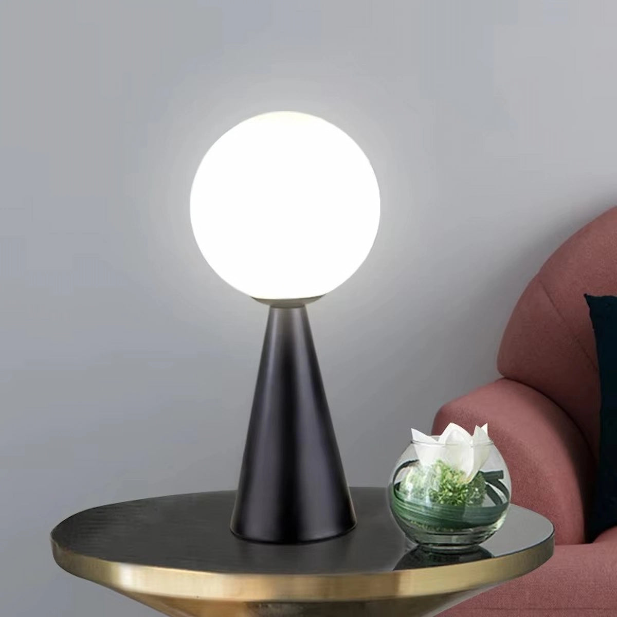 Lampe à poser design base cône noir et globe blanc L'Orbe Scribe