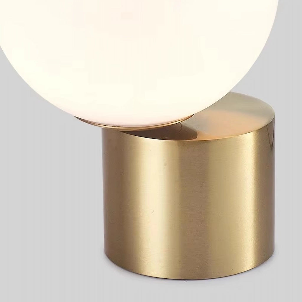 Gros plan sur la finition métal or brossé et globe opale luminaire design — Maison Oria