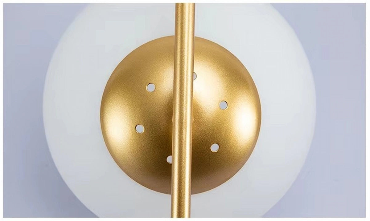 Détail structure fixation métal brossé or et globe lumineux luminaire de luxe — Maison Oria