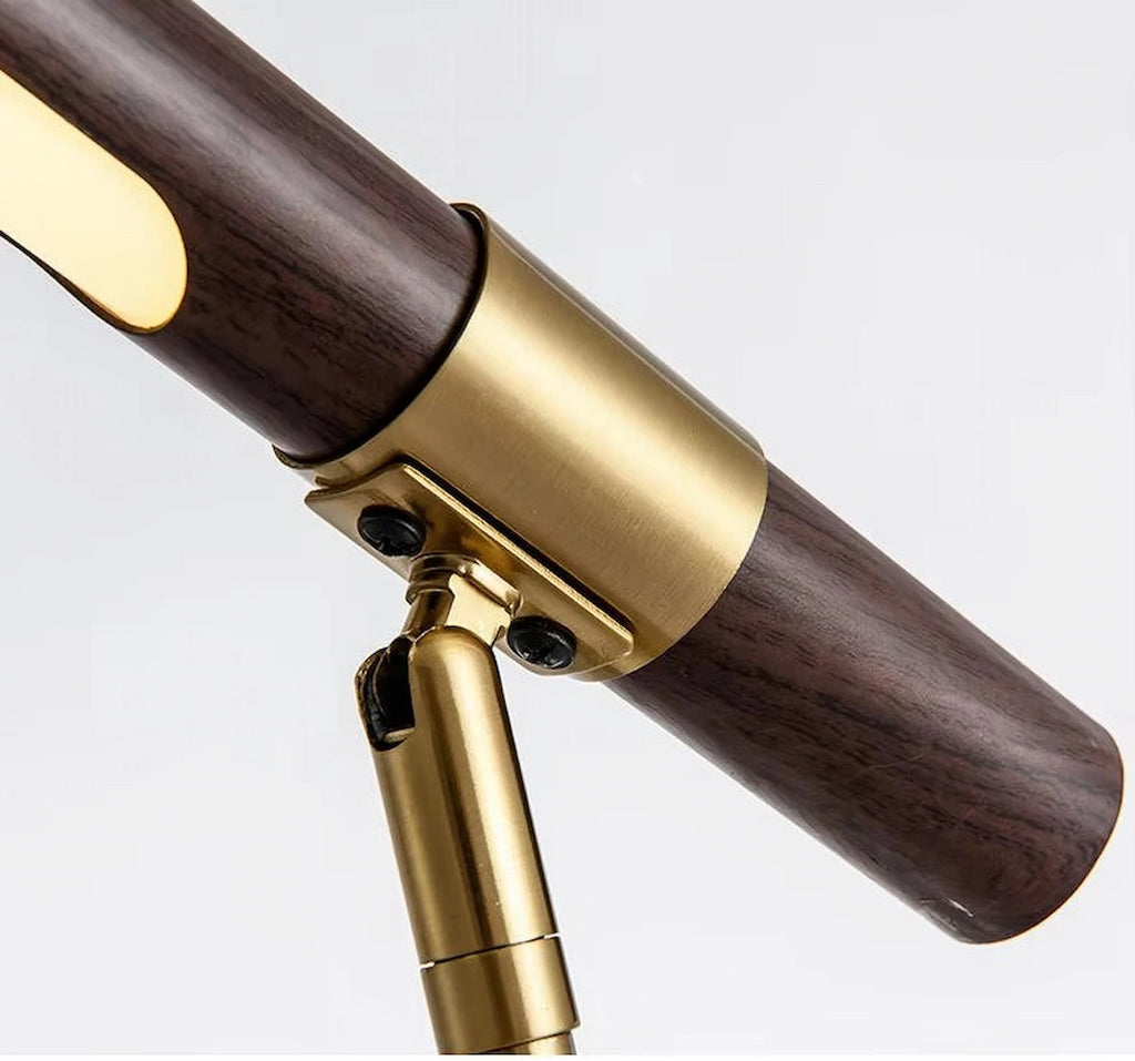 Détail de l'assemblage bois noble et finition métal or brossé luminaire de luxe — Maison Oria