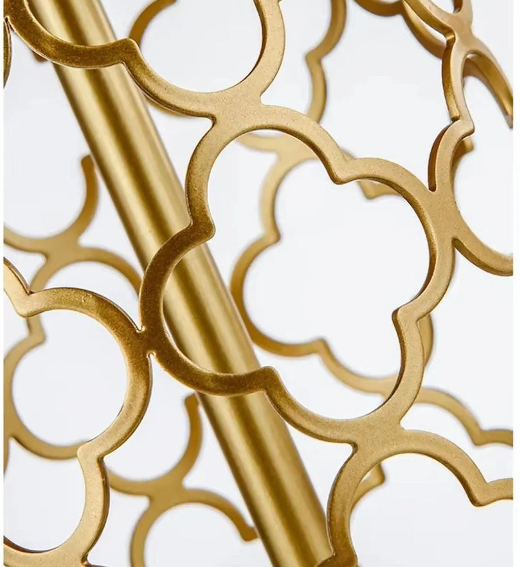 Détail pied en métal or brossé et texture de l'abat-jour luminaire de prestige — Maison Oria