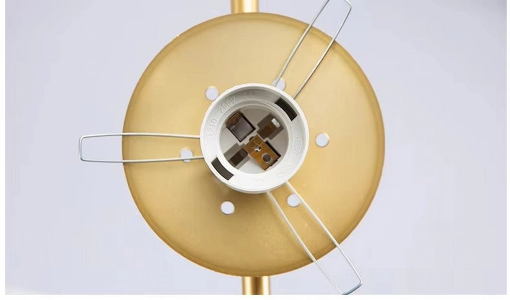 Détail structure métal brossé or et globe lumineux luminaire de luxe — Maison Oria