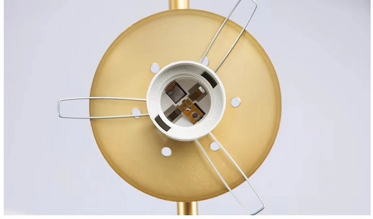 Détail structure métal brossé or et globe lumineux luminaire de luxe — Maison Oria